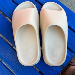 Yeezy slides Bone color size 8